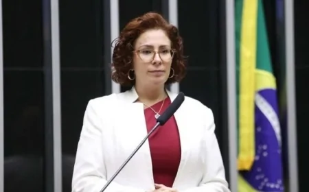 Carla Zambelli se diz “exilada política” na Itália e agradece apoio de Flávio Bolsonaro
