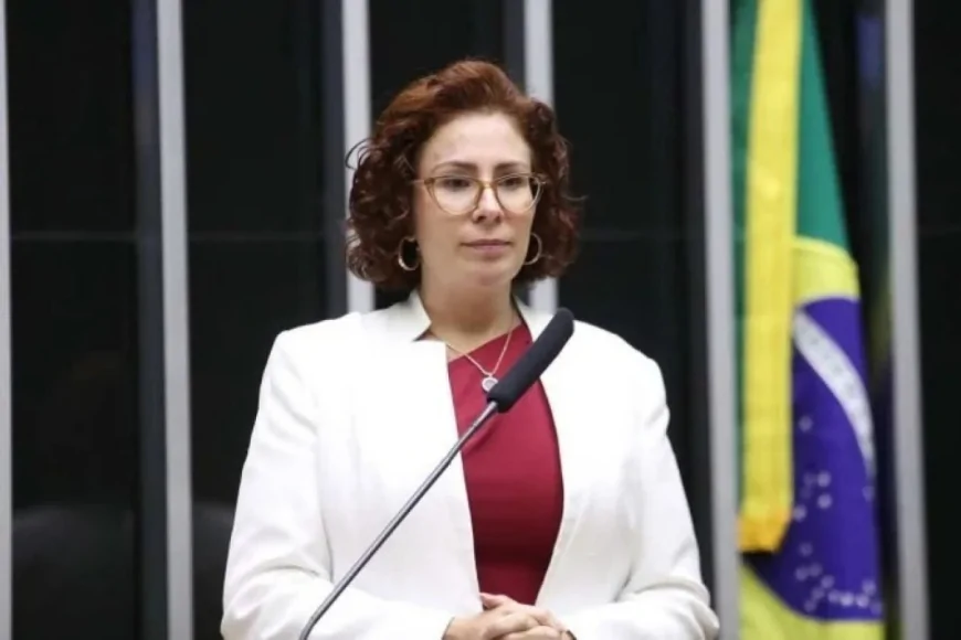 Carla Zambelli se diz “exilada política” na Itália e agradece apoio de Flávio Bolsonaro