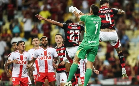 Flamengo vence Internacional e sai na frente nas oitavas da Libertadores