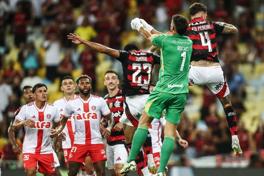 Flamengo vence Internacional e sai na frente nas oitavas da Libertadores