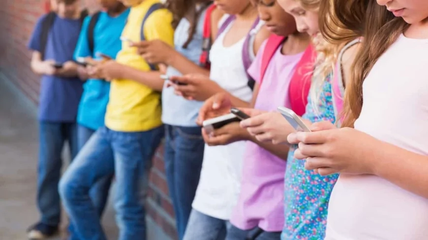 Deputados analisam projeto para proteger crianças nas redes sociais
