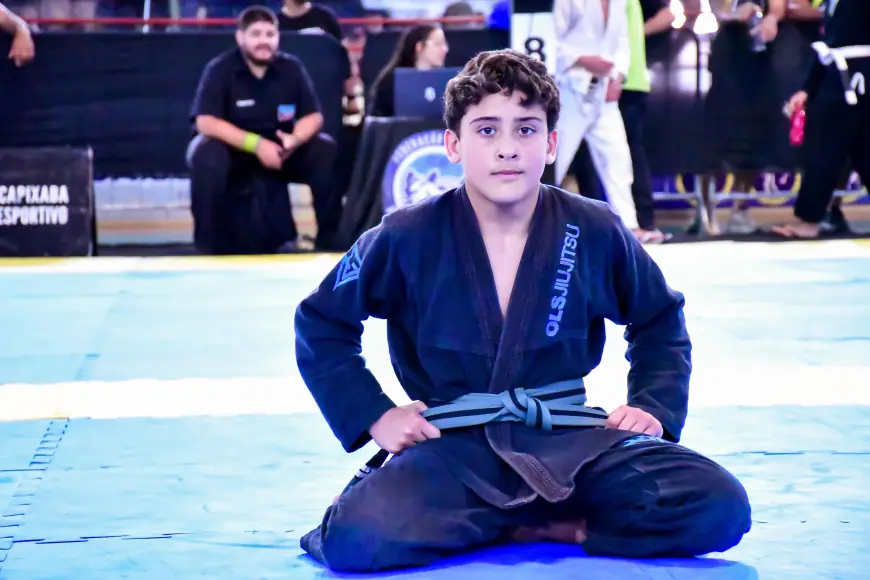 Entre o tatame e os sonhos: jovem se destaca no jiu-jitsu, judô e wrestling