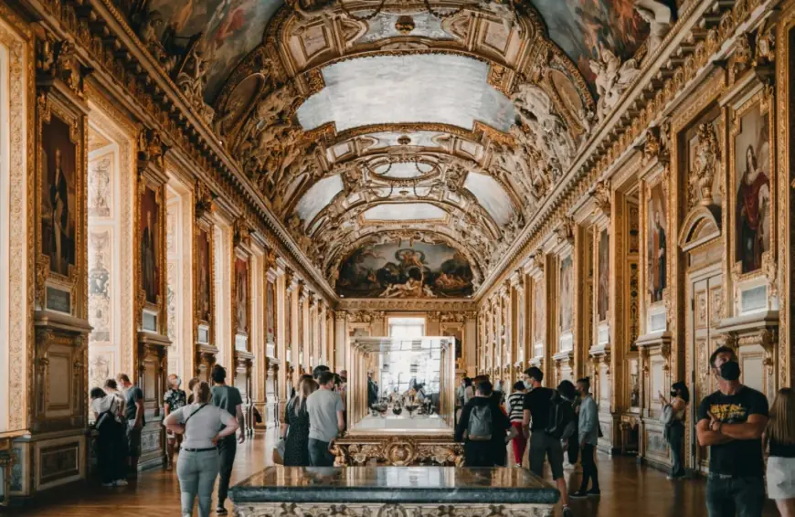 Roubo no Louvre: Joias da Coroa Francesa são levadas em ação cinematográfica