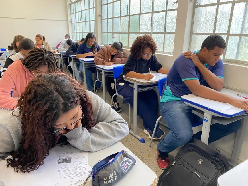 Estudantes beneficiários do Pé-de-Meia podem receber R$ 200 pelos dois dias de prova do Enem