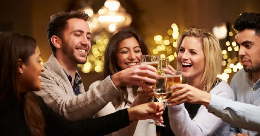 Festas de fim de ano: o que sua postura revela sobre você fora do escritório