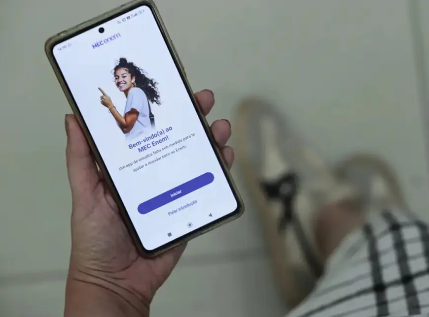 Estudantes podem acessar simuladão disponível no app do MEC
